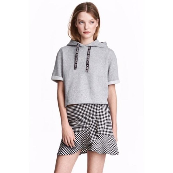 🏷️ 4/$25 H&M Grey Crop Hooded Sweater Short Sleeve Top - Picture 8 of 8